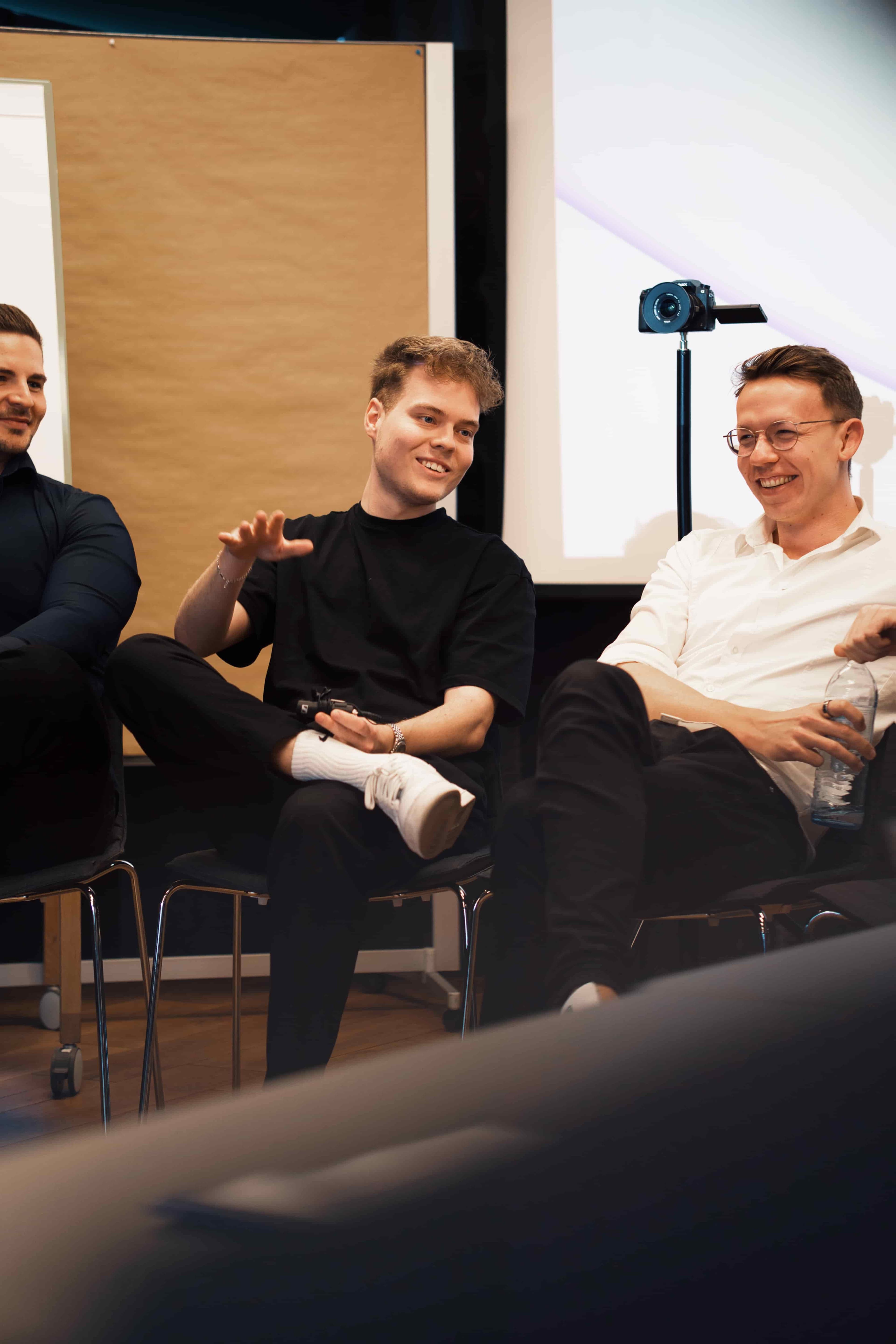 Zwei Teilnehmer im Austausch während einer Community-Session