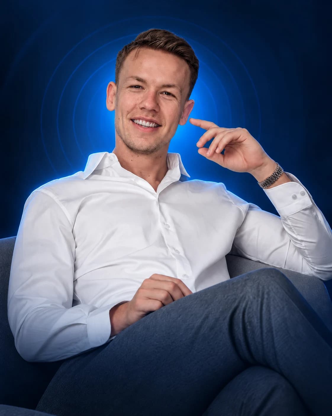 Alexander Heeg vor blauem Hintergrund mit leuchtender Audiowelle